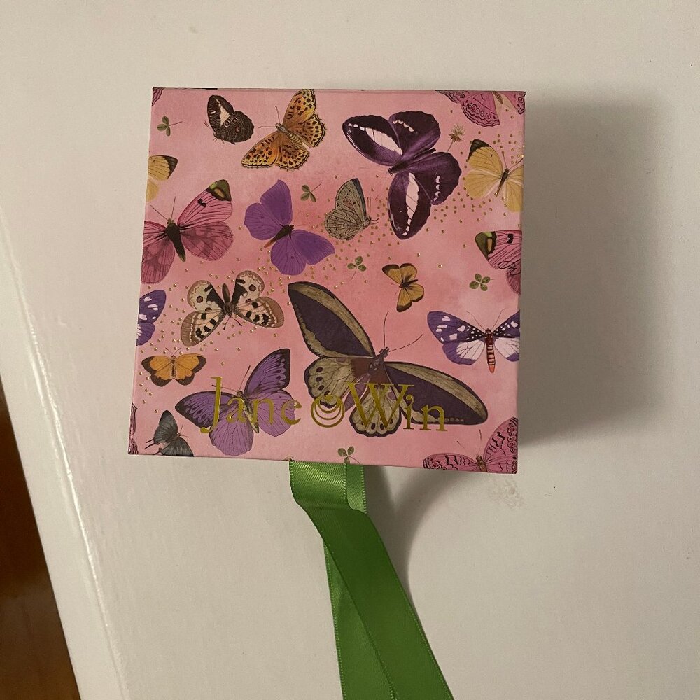 Jane Win butterfly gift box - Picture 3 of 4